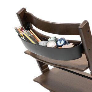 stokke-tripp-trapp-opbevaringsboks-til-stokke-sort-paa-stol